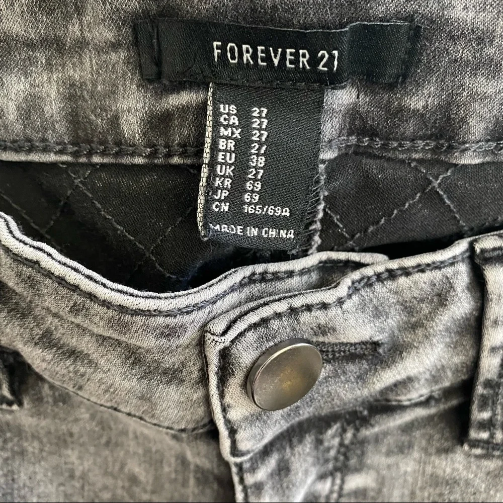 F21 Grey Acid Wash Knee Patch Skinny Jeans - Picture 3 of 5